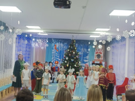 **Новогодние утренники в подготовительных группах!** **Новогодние утренники в подготовительных группах!**.