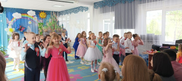 Выпускной бал в группах "Кузеньки" и "Почемучки" Выпускной бал в группах "Кузеньки" и "Почемучки".