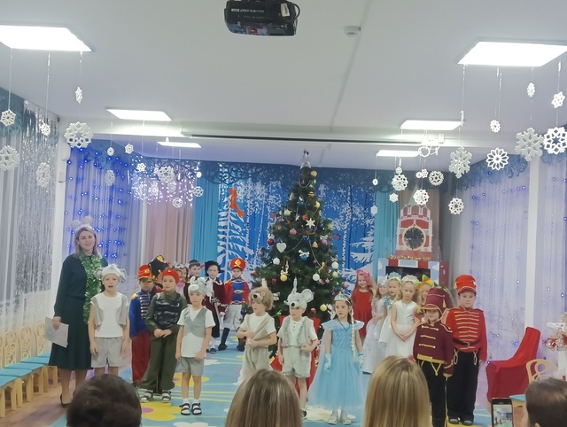 **Новогодние утренники в подготовительных группах!** **Новогодние утренники в подготовительных группах!**.