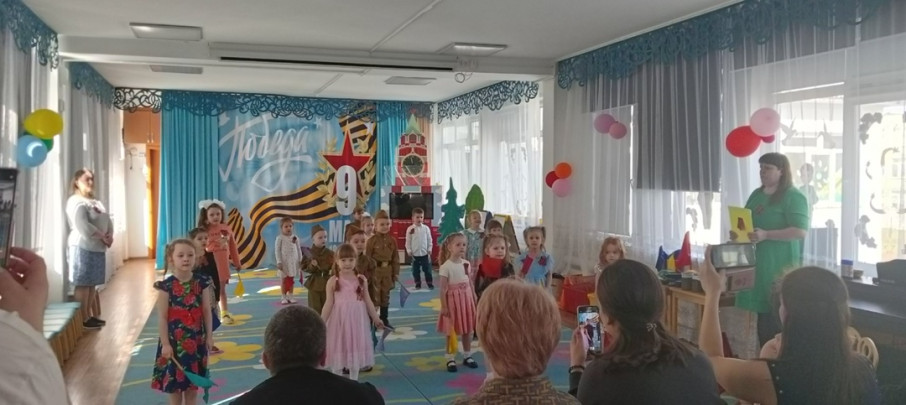 Праздник ко Дню Победы в средней группе Праздник ко Дню Победы в средней группе.